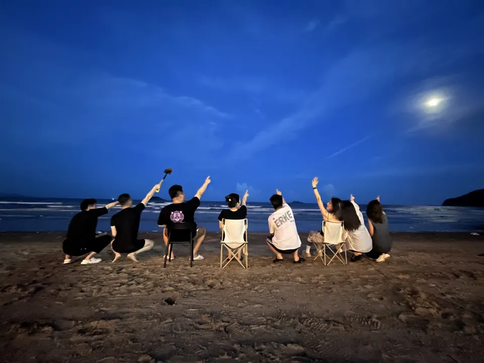 咚咚租团队海边夜景合影